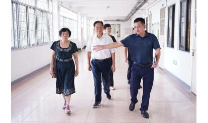 校企共に心を込めて温もりを伝え、愛心で心を潤し成長を助ける | 紫山グループ会長一行が漳州市第十六中学に物資寄贈活動を行う